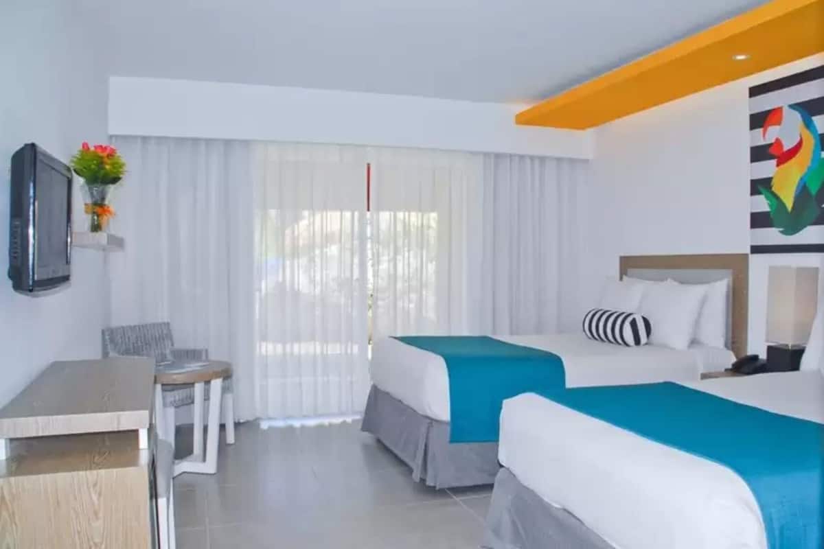 Minibar, caja de seguridad en la habitación y escritorio