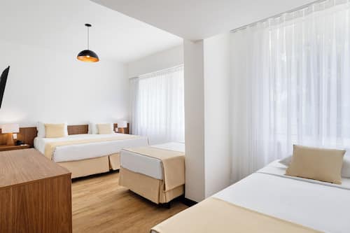 Habitació familiar | Caixa forta a l'habitació, escriptori i cortines opaques