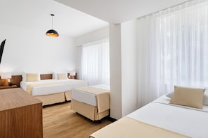 Familierom | Safe på rommet, skrivebord, blendingsgardiner og lydisolert