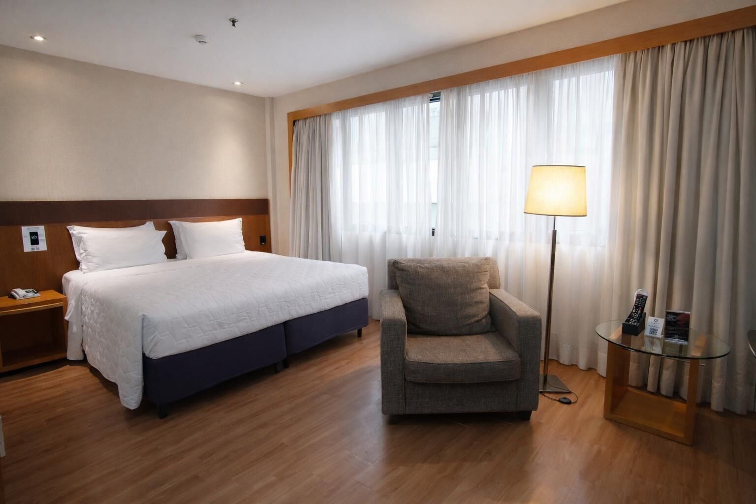 Minibar, coffres-forts dans les chambres, bureau, rideaux occultants