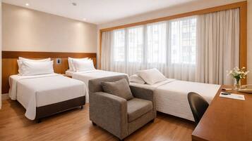 Minibar, coffres-forts dans les chambres, bureau, rideaux occultants