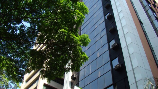 A high-rise building with a modern design, featuring multiple balconies and a glass facade. - Transamerica Executive Faria Lima (São Paulo)