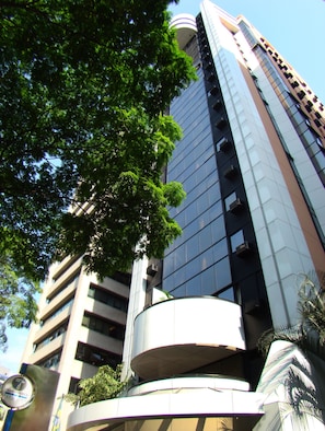 A high-rise building with a modern design, featuring multiple balconies and a glass facade. - Transamerica Executive Faria Lima (São Paulo)