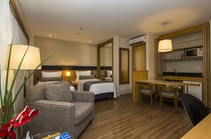 Minibar, värdeförvaringsskåp på rummet och skrivbord