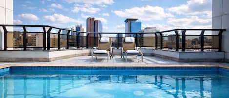 室外泳池;泳池傘、躺椅