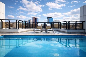 Outdoor pool, pool umbrellas, pool loungers - Transamerica Executive Faria Lima (São Paulo)