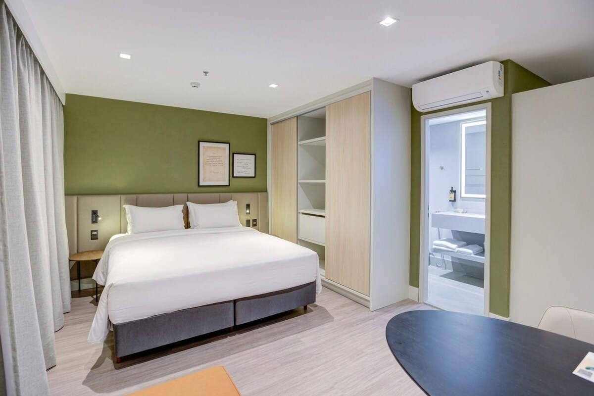 Deluxe Apartment | Minibar, in-room safe, desk, blackout curtains