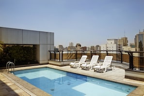 Utomhuspool, parasoller och solstolar