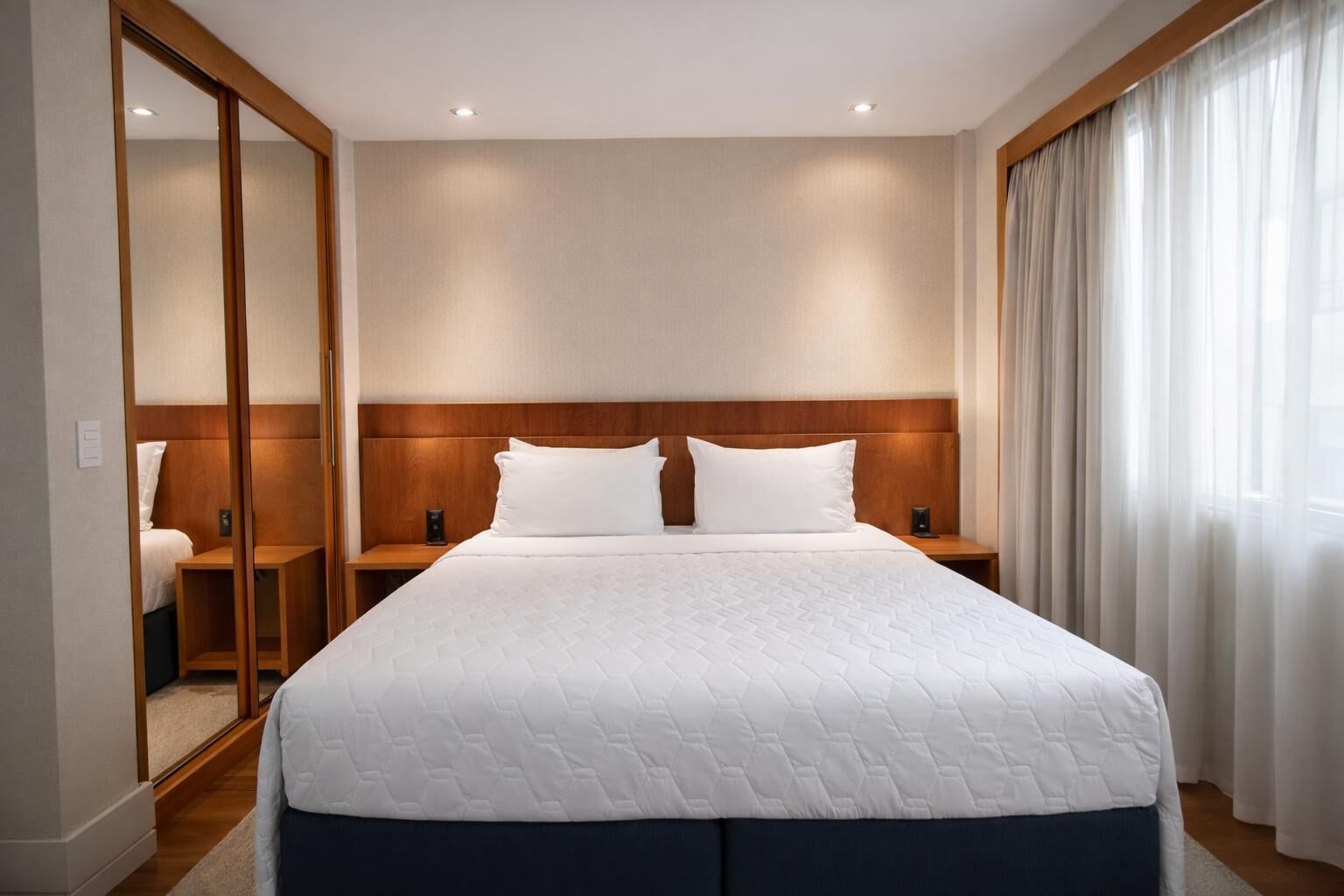 Minibar, coffres-forts dans les chambres, bureau, rideaux occultants