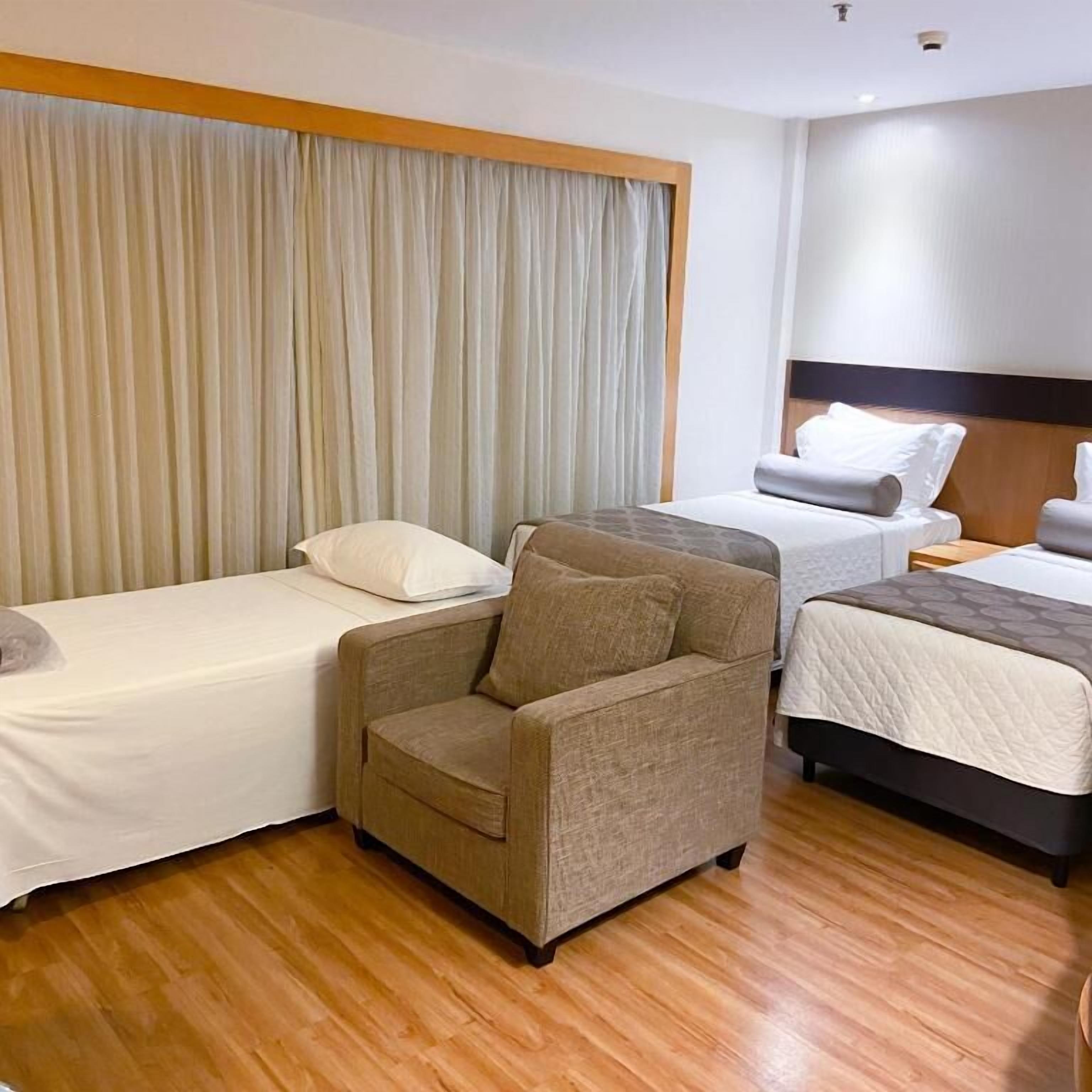 standard triple room | 1 bedroom, minibar, in-room safe, desk