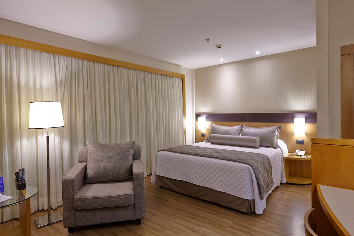 Minibar, coffres-forts dans les chambres, bureau, rideaux occultants