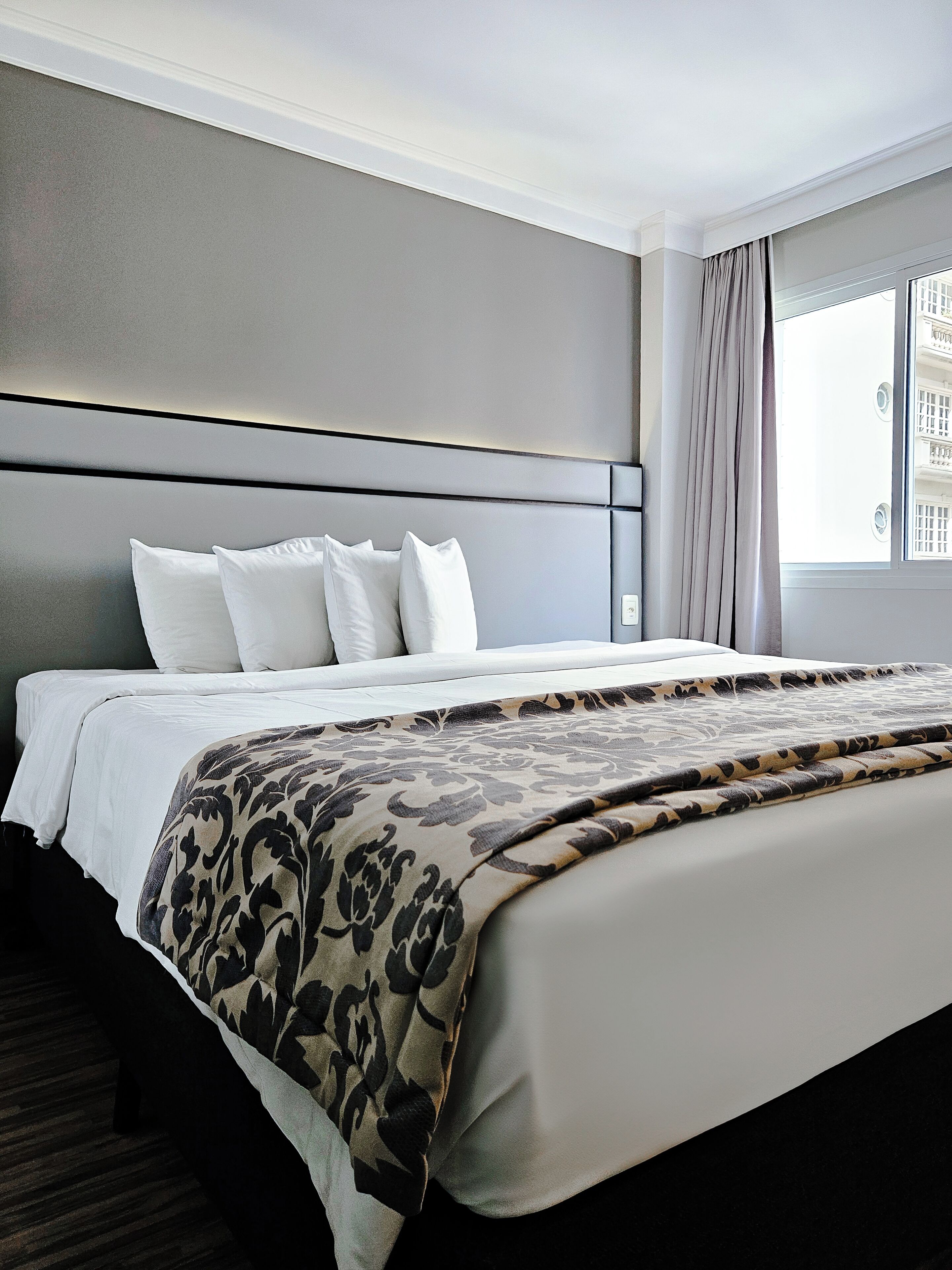 Quarto casal executivo, 1 cama King | Frigobar, cofres nos quartos, escrivaninha