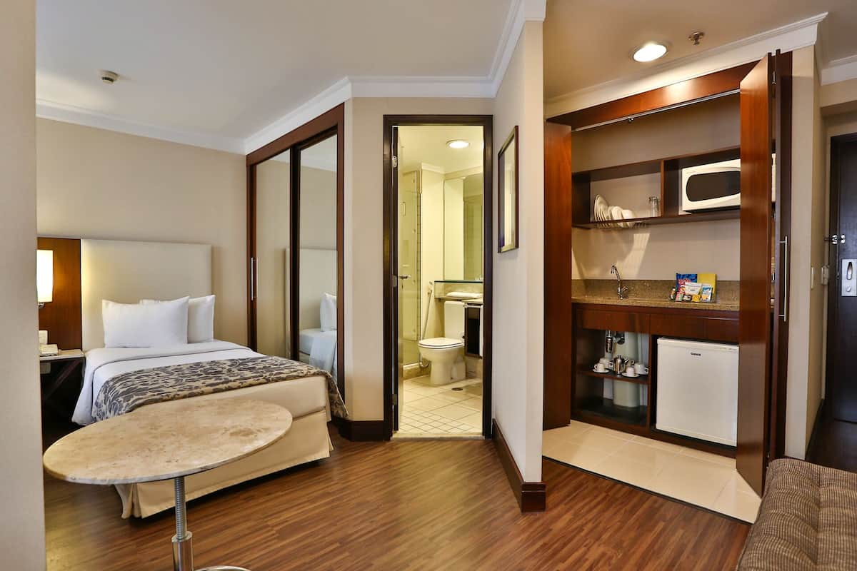 Minibar, coffres-forts dans les chambres, bureau