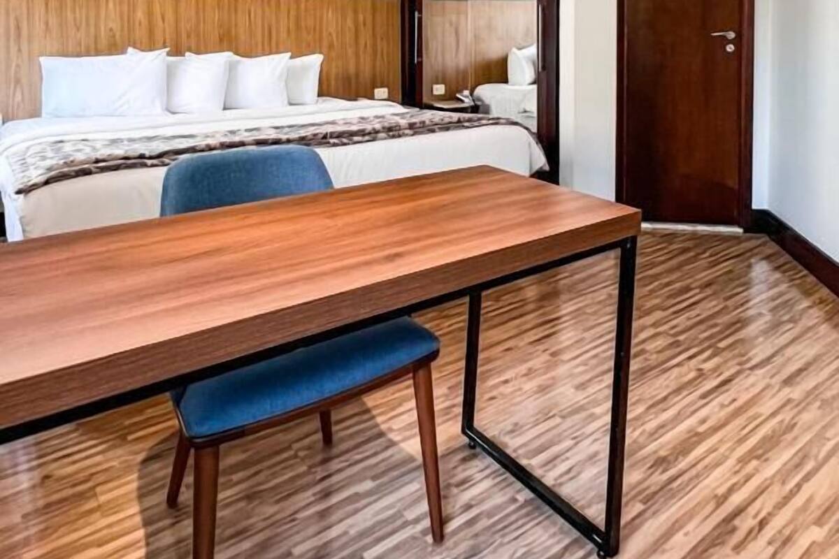 Een minibar, een kluis op de kamer, een bureau, een laptopwerkplek