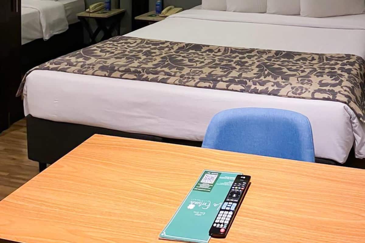 Minibar, coffres-forts dans les chambres, bureau