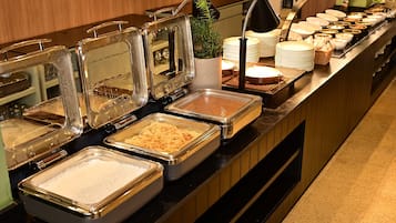 2 restaurants, breakfast, lunch, dinner served; international cuisine