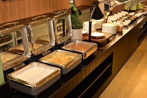 2 间餐厅，供应早餐、午餐和晚餐，国际美食