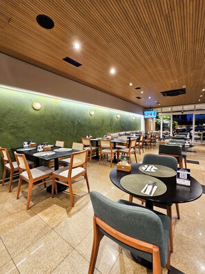 2 restaurants, breakfast, lunch, dinner served; international cuisine 