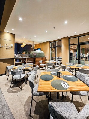 2 restaurants, spécialités Cuisine internationale