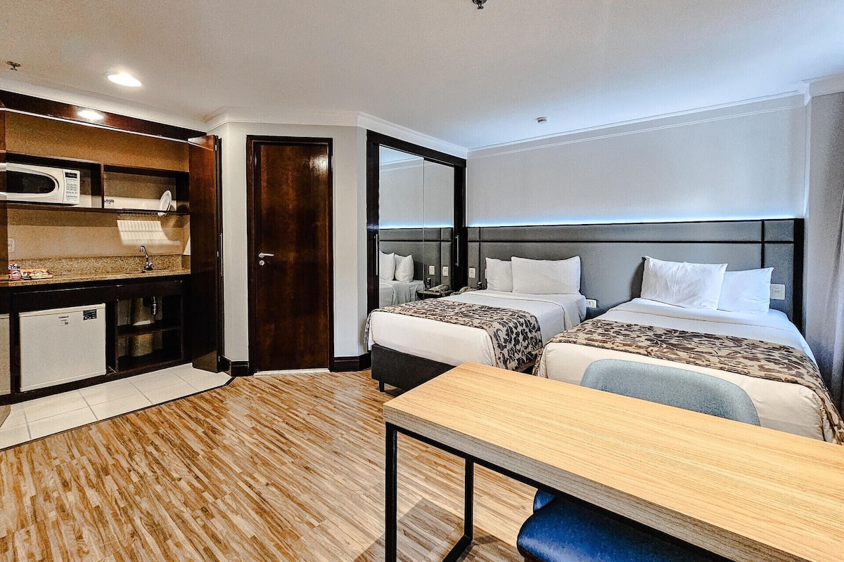 Minibar, coffres-forts dans les chambres, bureau