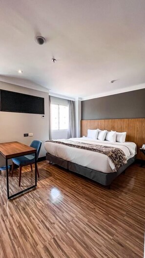Executive Double Room, 1 King Bed | Minibar, in-room safe, desk, laptop workspace