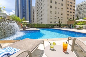 Piscine extérieure, chaises longues