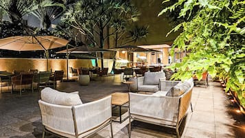 2 restaurants, breakfast, lunch, dinner served; international cuisine