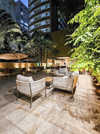 2 restaurantes; se sirve desayuno, almuerzo y cena; cocina internacional