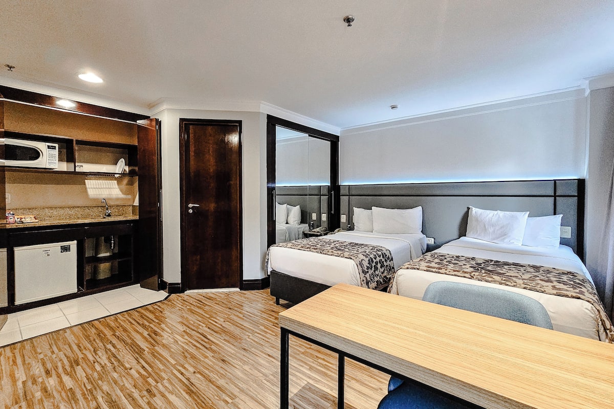 Minibar, coffres-forts dans les chambres, bureau