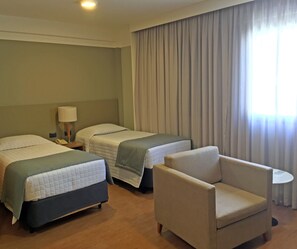 Standaard kamer, 2 eenpersoonsbedden | Een minibar, een kluis op de kamer, een bureau, geluiddichte muren