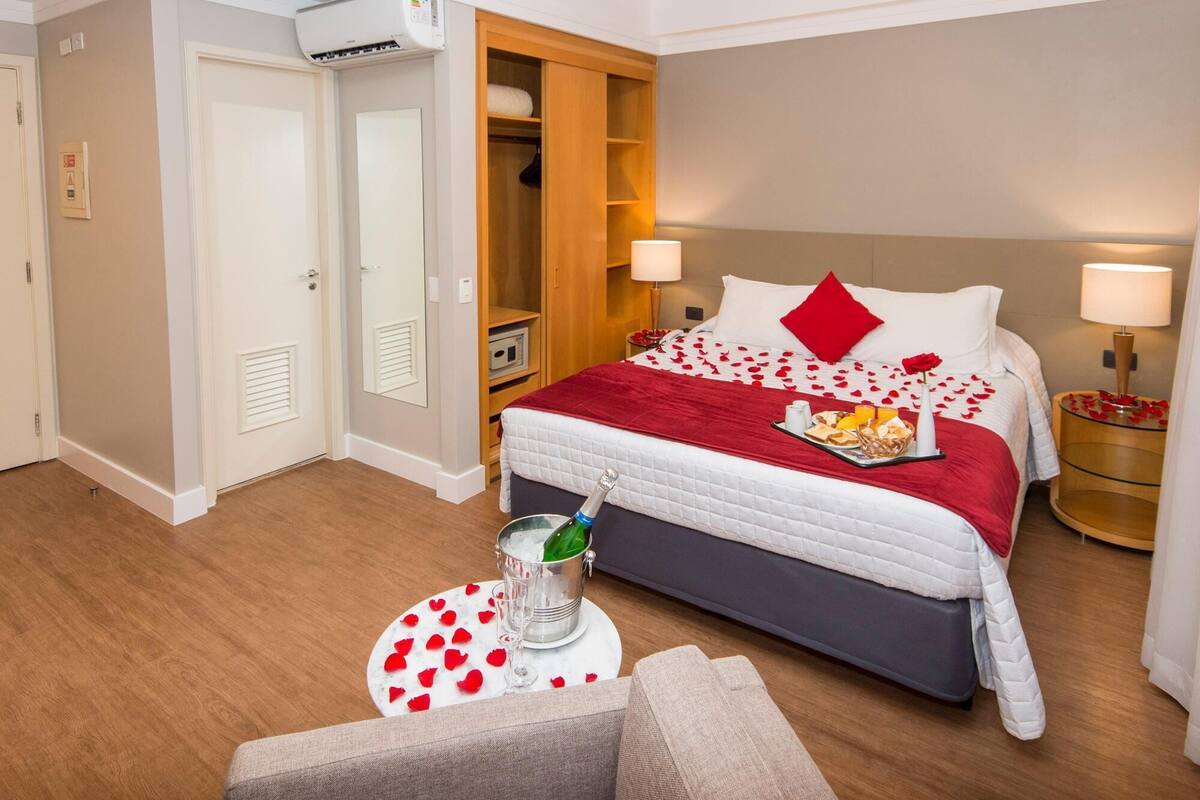 Minibar, värdeförvaringsskåp på rummet, skrivbord och ljudisolering