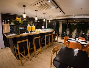 Serveert ontbijt, lunch en diner