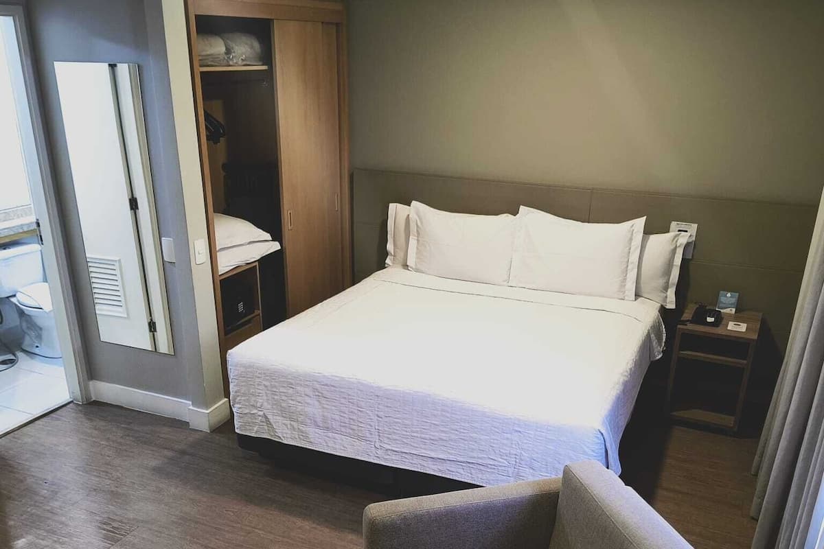 Standard dubbelrum - icke-rökare - utsikt mot staden | Minibar, värdeförvaringsskåp på rummet, skrivbord och ljudisolering
