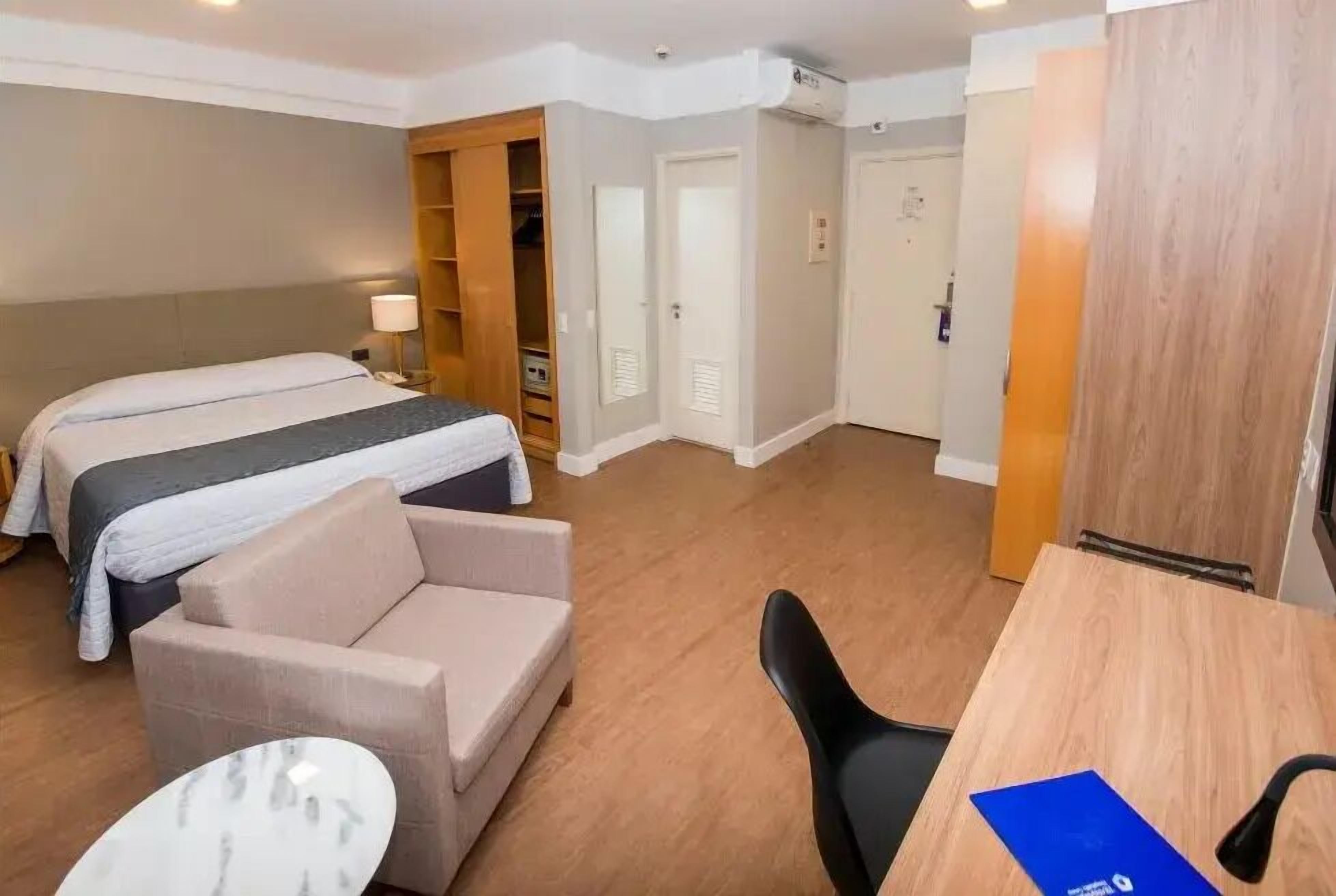 Deluxe dubbelrum | Minibar, värdeförvaringssk åp på rummet, skrivbord och ljudisolering