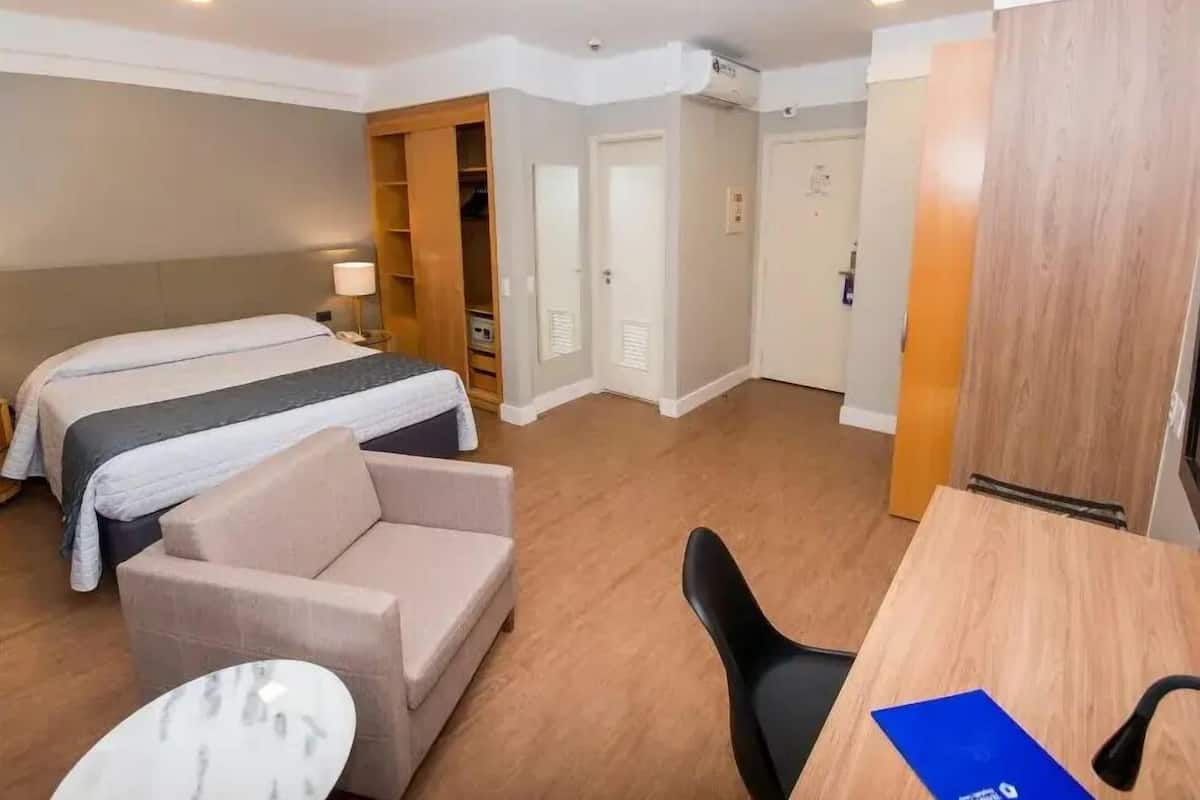 Deluxe dubbelrum | Minibar, värdeförvaringsskåp på rummet, skrivbord och ljudisolering