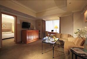 Executive Suite | Down comforters, minibar, desk, free WiFi