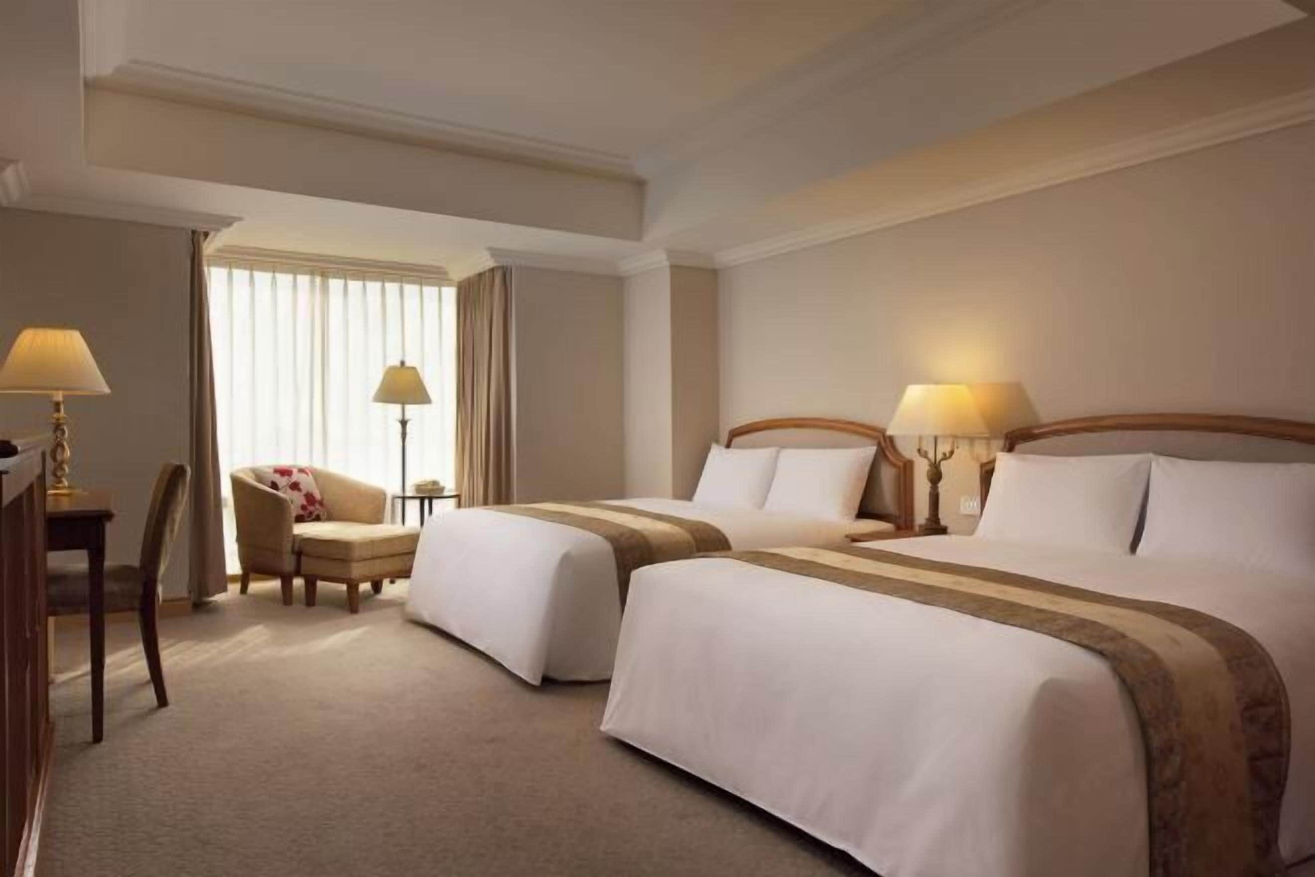 Down duvets, minibar, desk, free WiFi