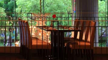 2 restaurantes; se sirven almuerzos, cenas y cocina internacional