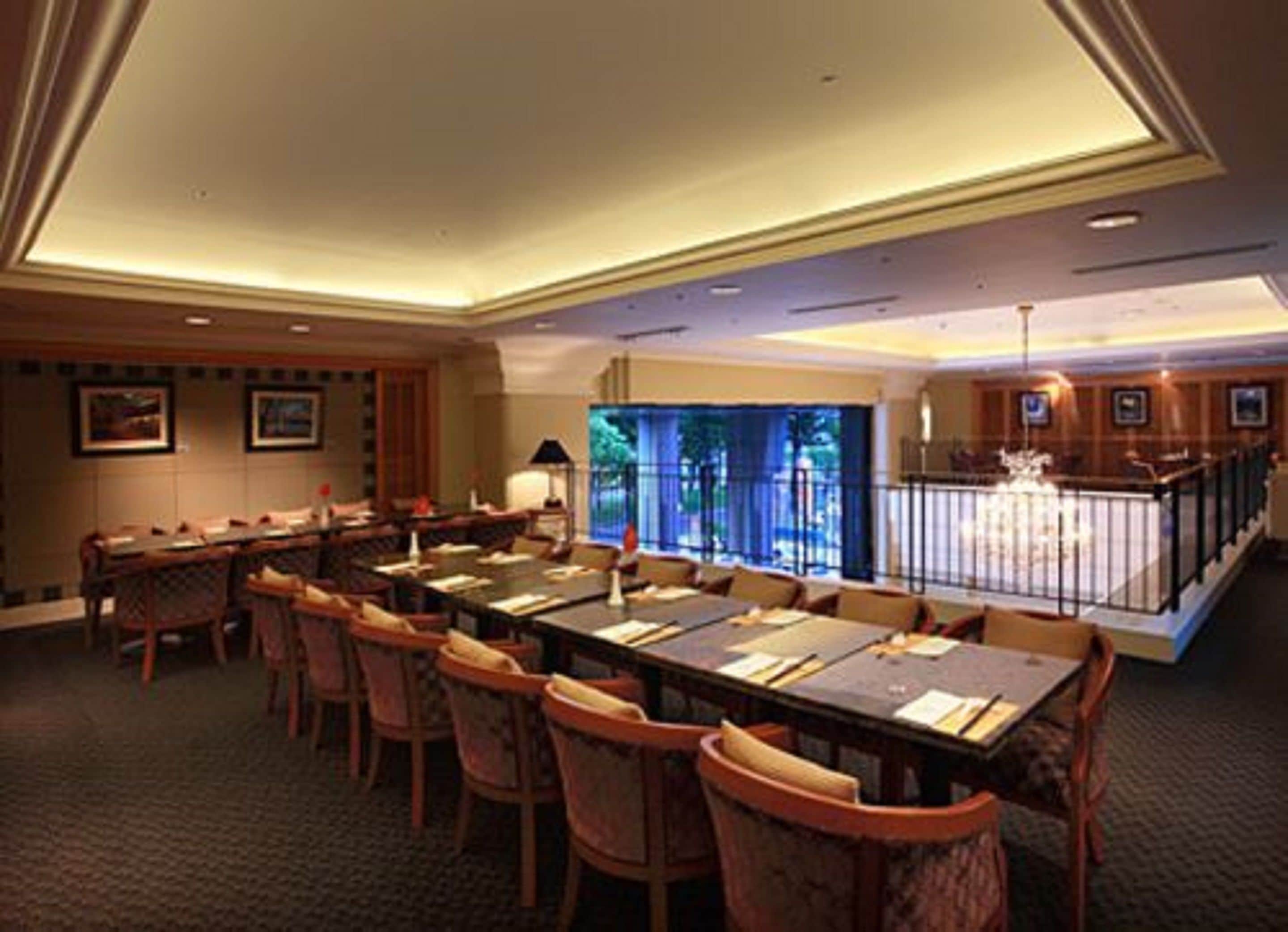 2 restaurants, lunch, dinner served; international cuisine