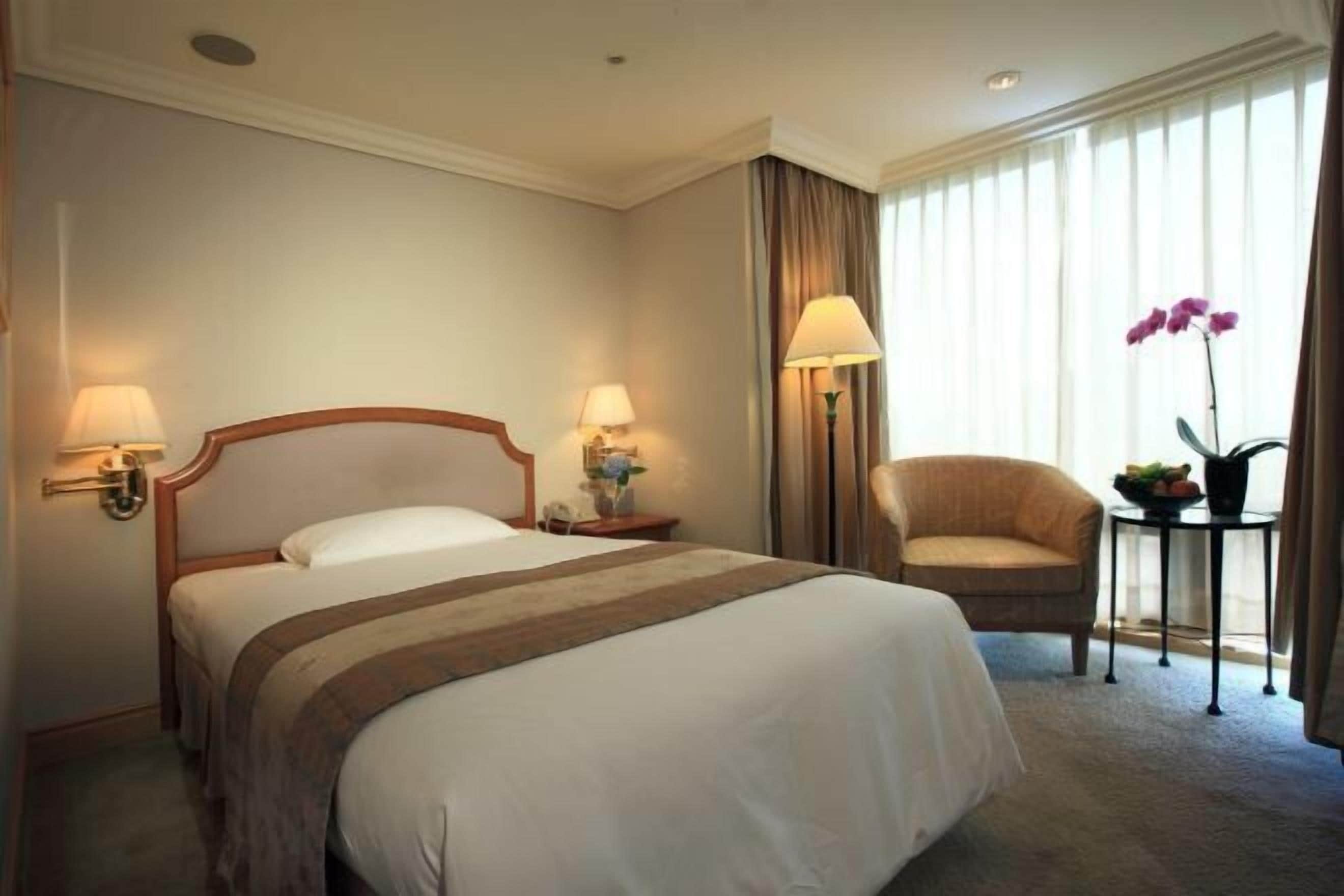 Down duvets, minibar, desk, free WiFi