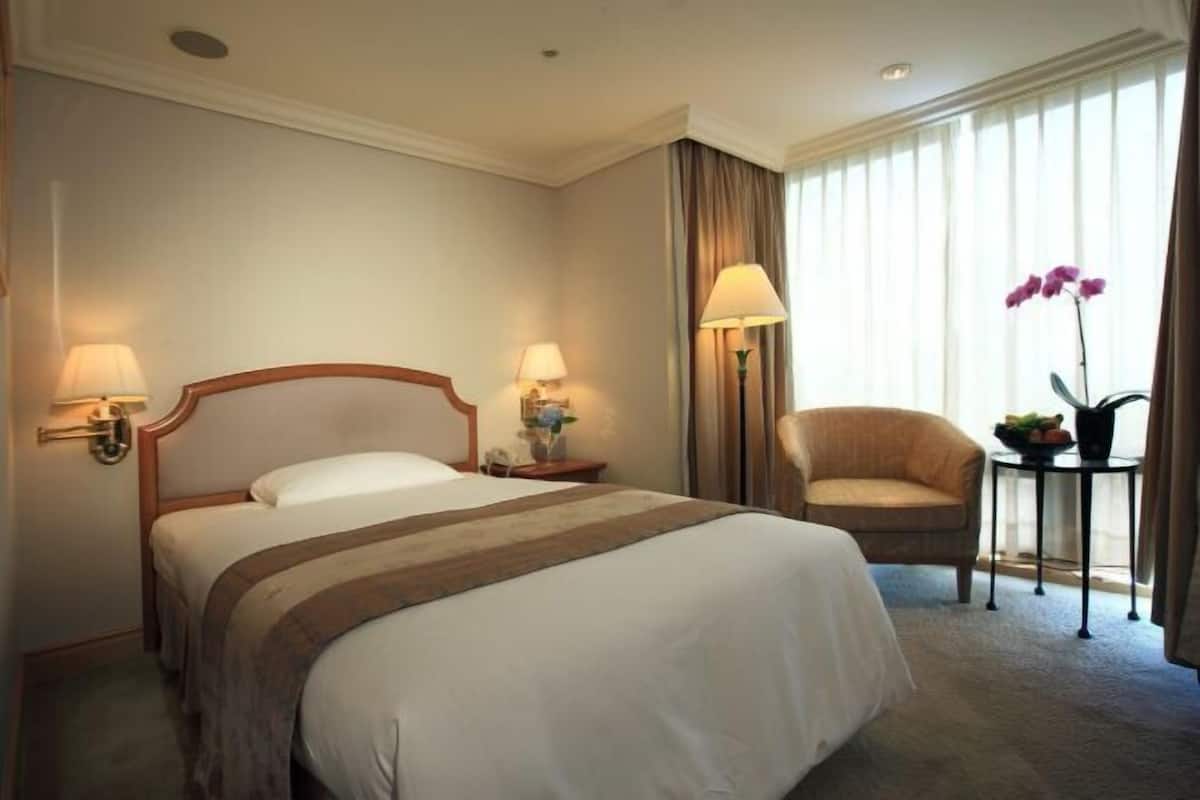 Down duvets, minibar, desk, free WiFi