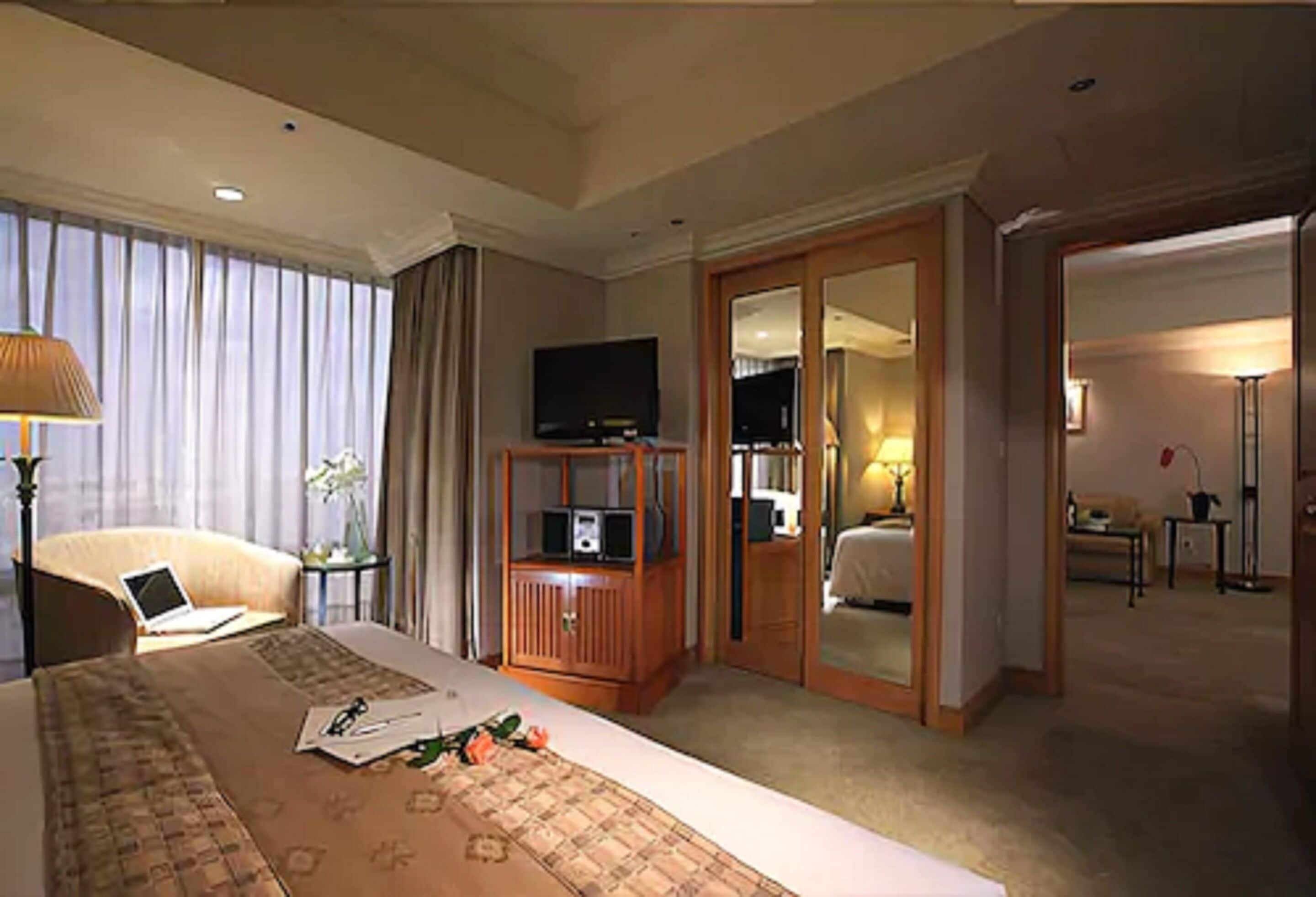 suite, corner | down duvets, minibar, desk, free wifi