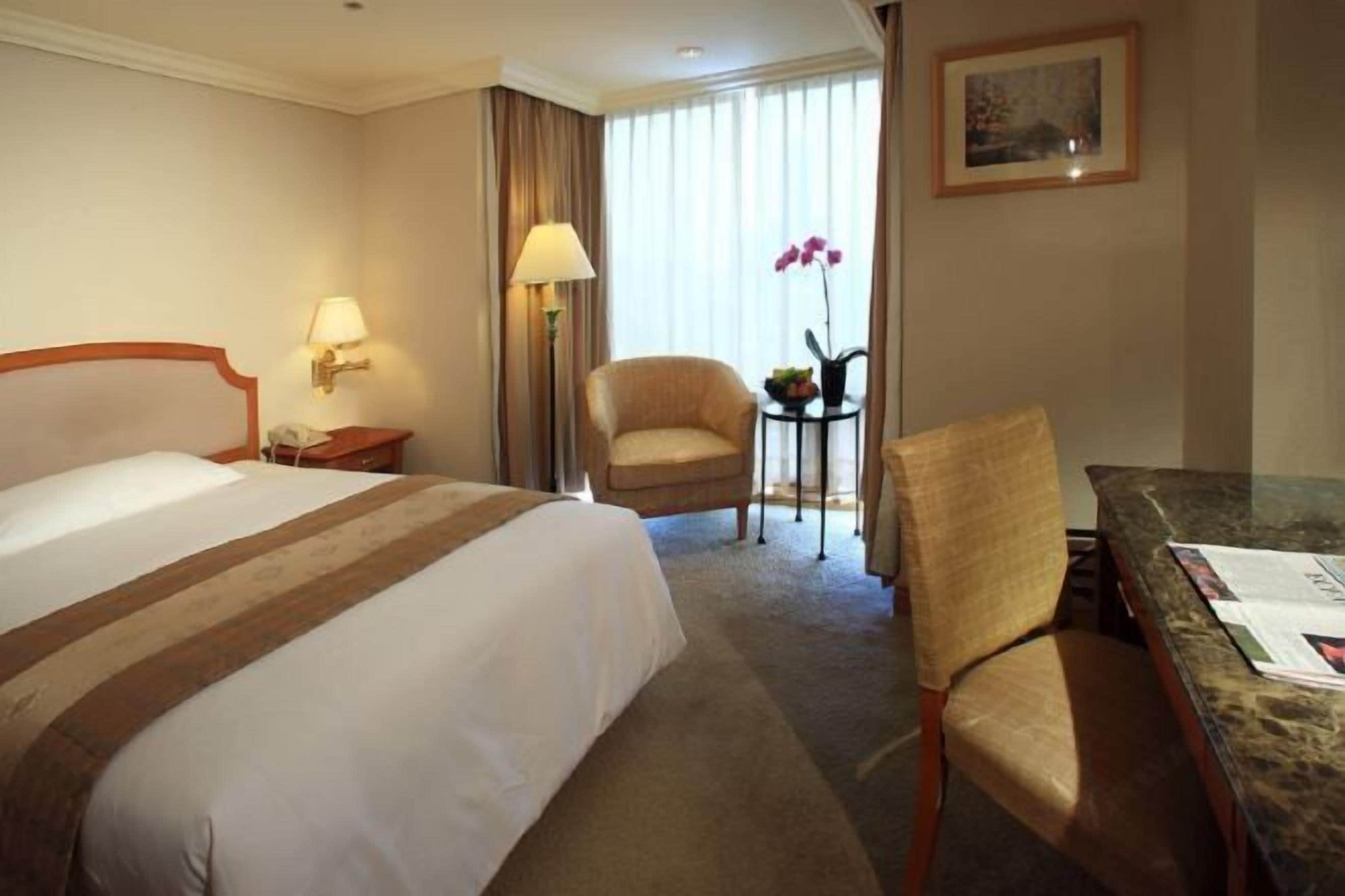 Down duvets, minibar, desk, free WiFi