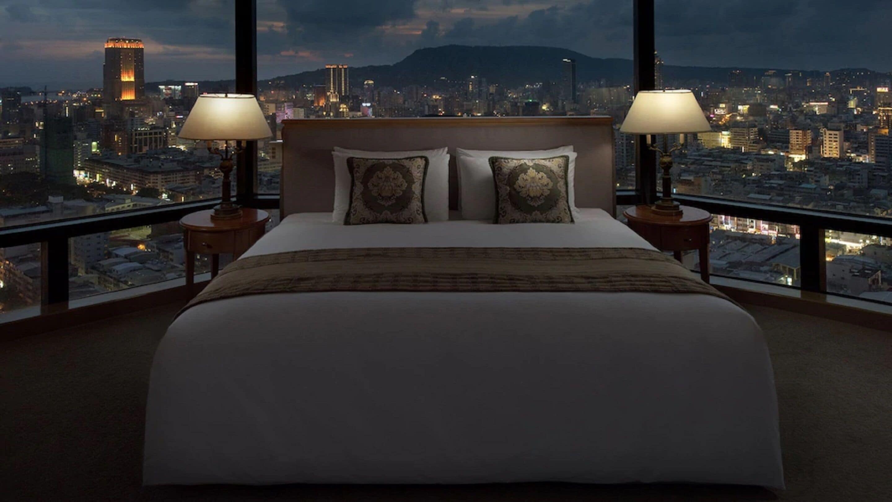 Panoramic King | Down comforters, minibar, desk, free WiFi