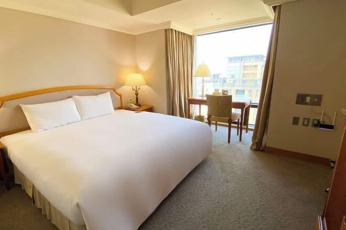 Down duvets, minibar, desk, free WiFi