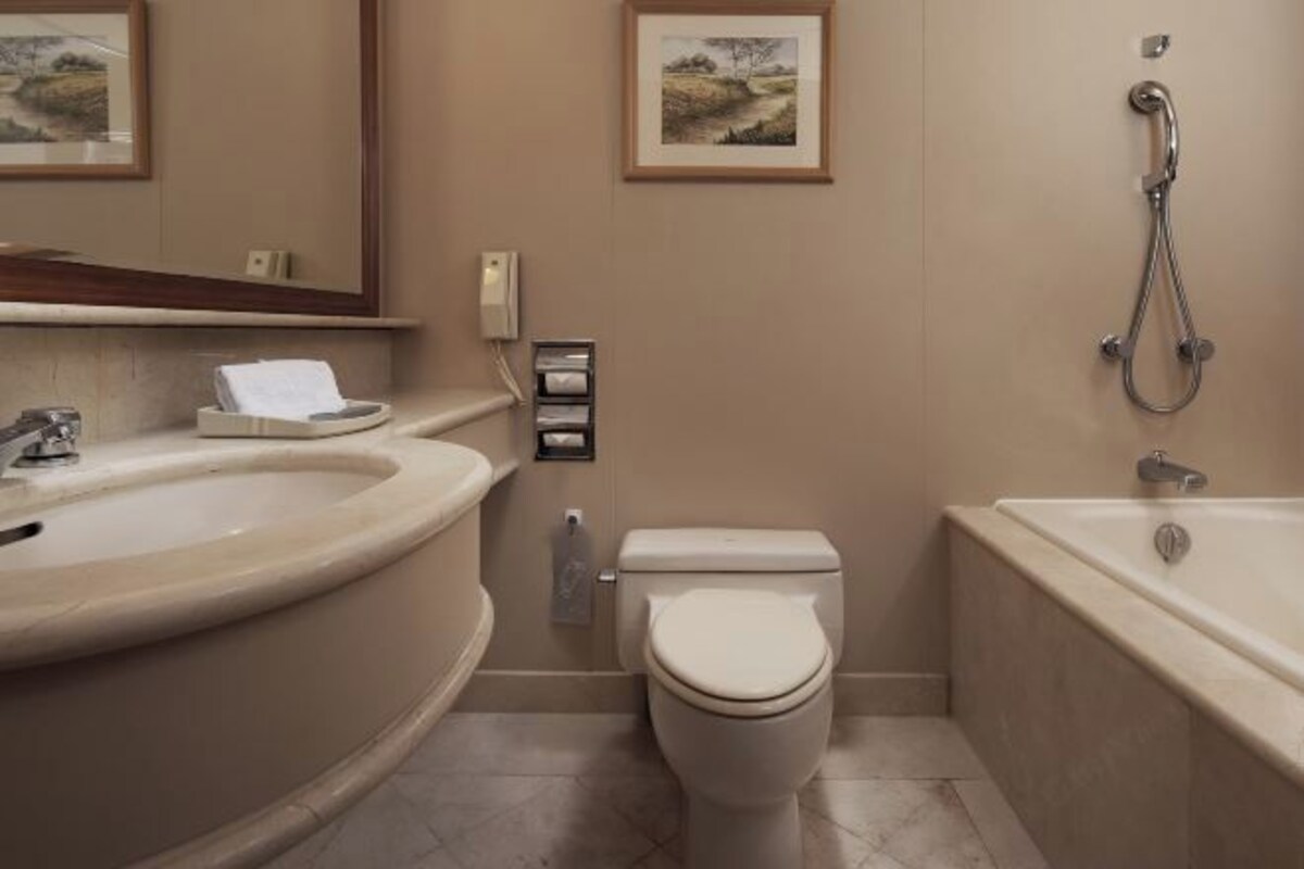 Un baño con lavamanos, inodoro y bañera.