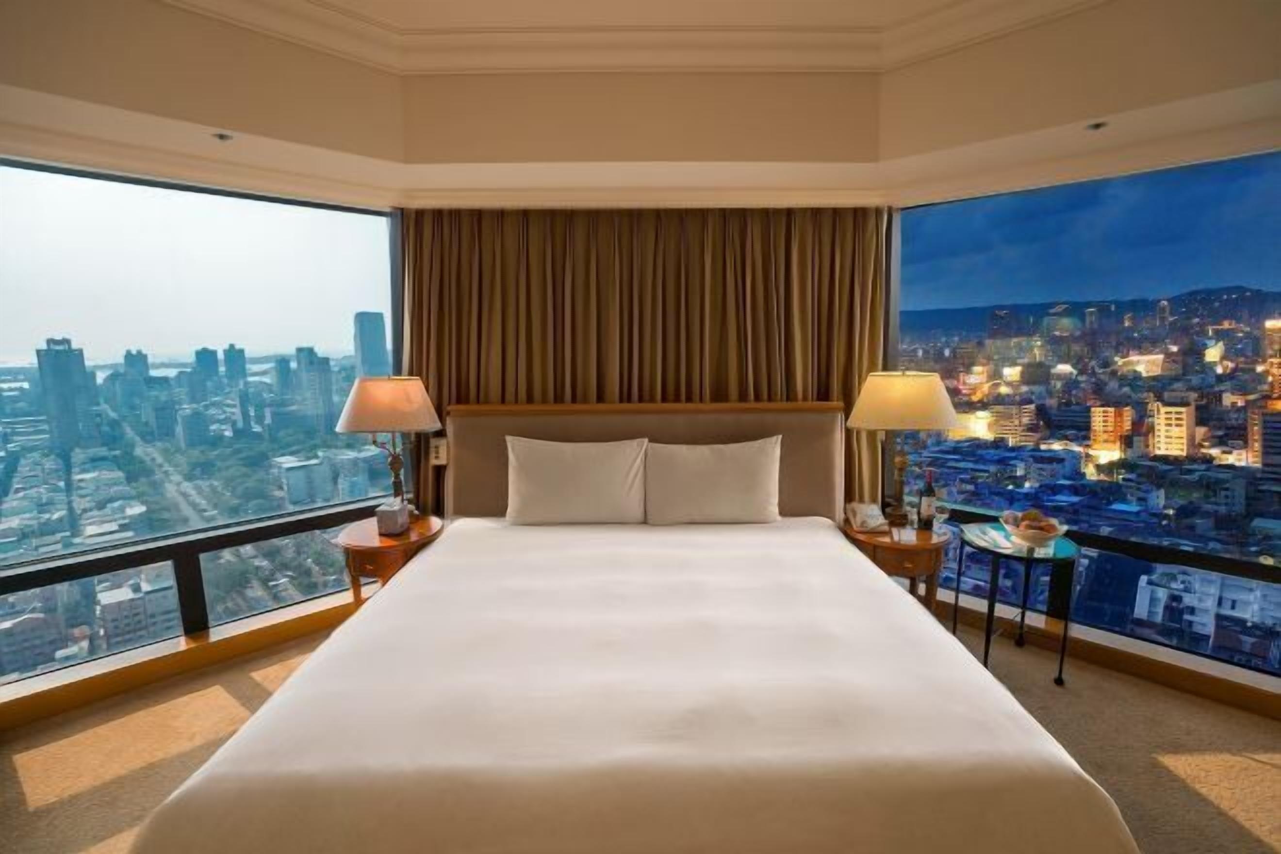 Down duvets, minibar, desk, free WiFi