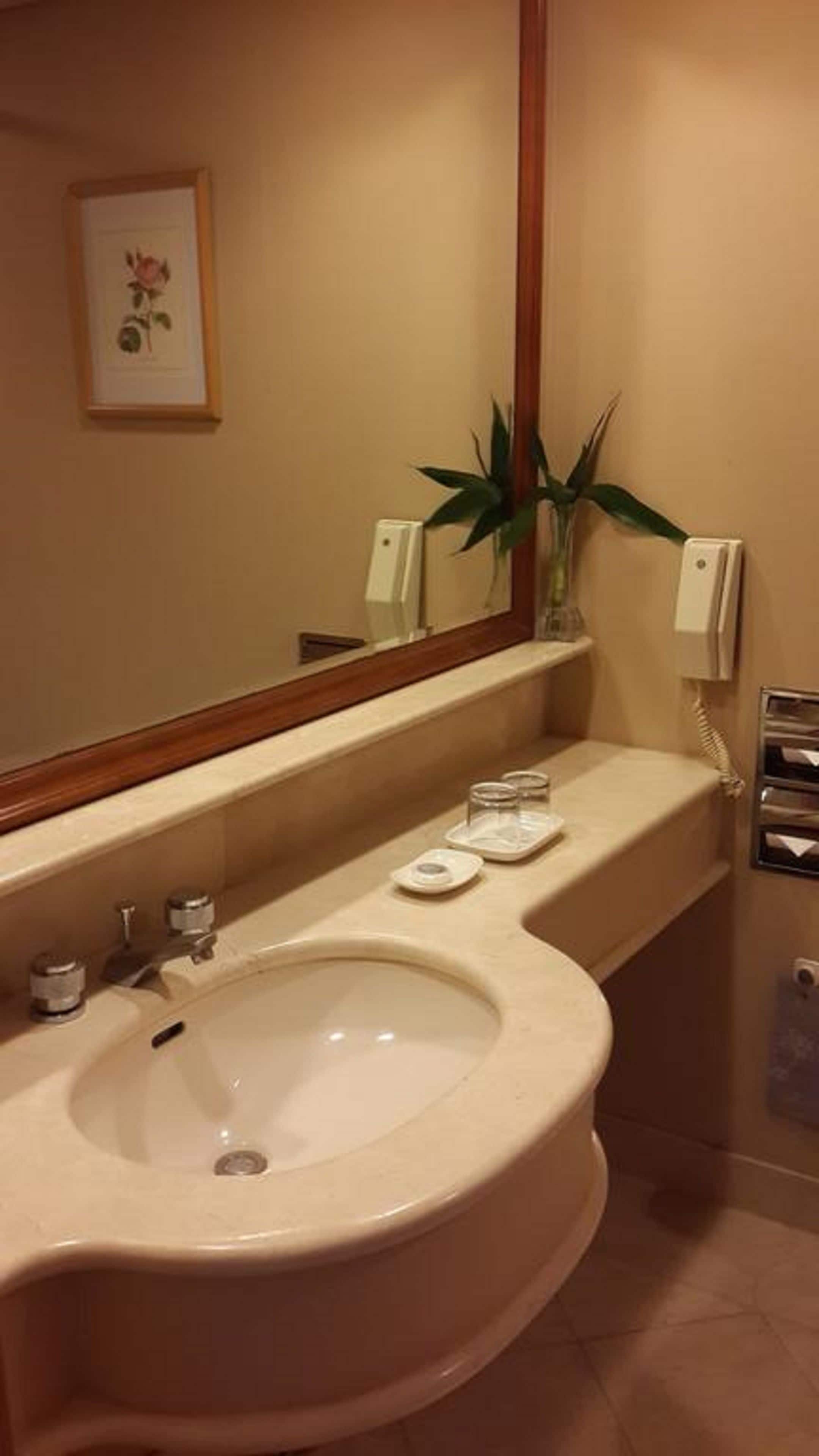 down duvets, minibar, desk, free wifi