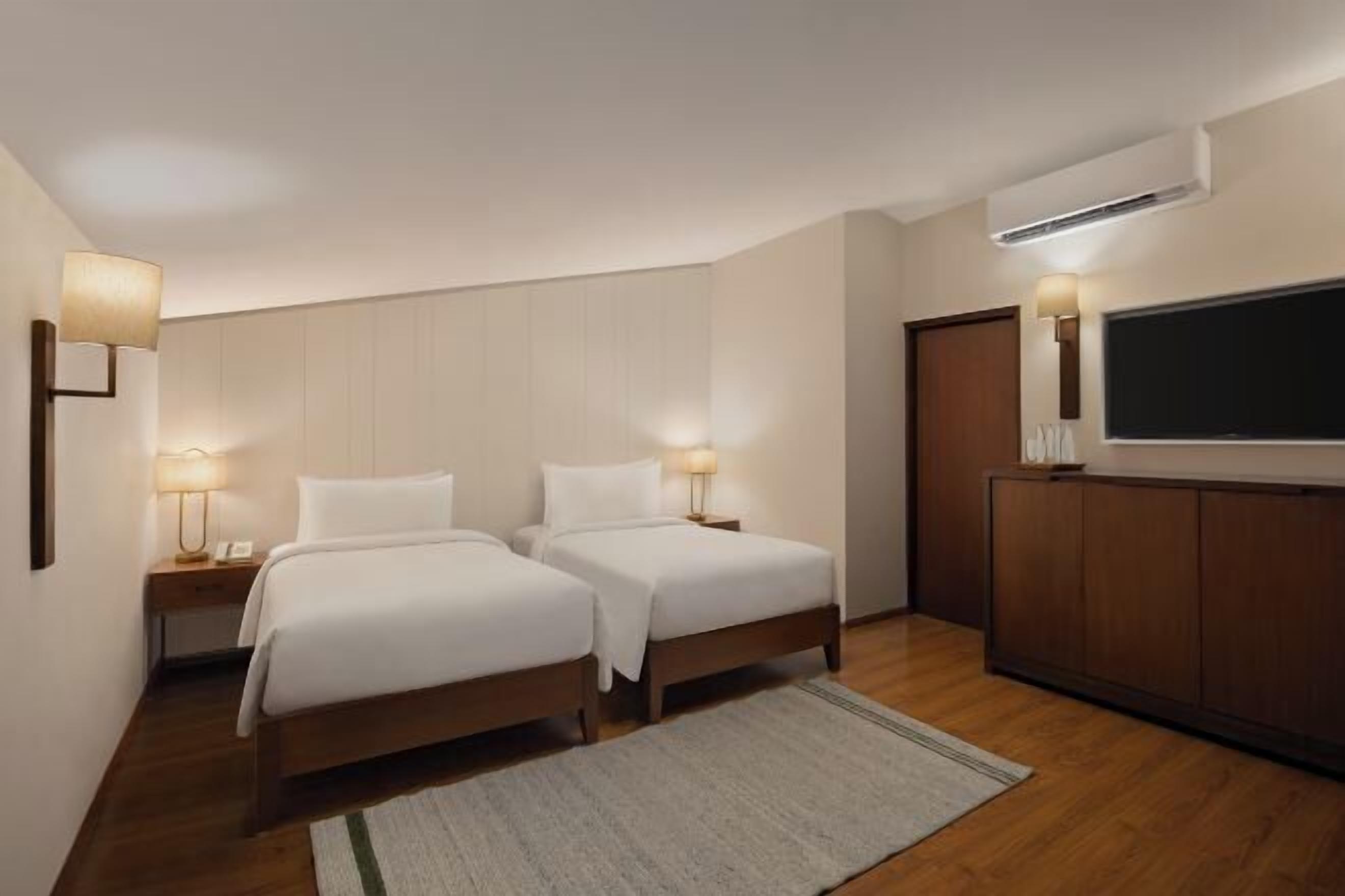 Seprai premium, minibar, dan brankas