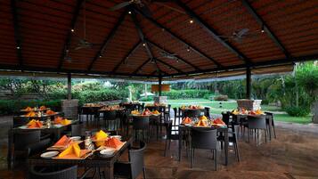 3 restaurants; breakfast, lunch and dinner served